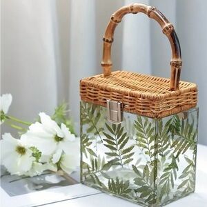 Fabulous small clutch for the warm months or vacation